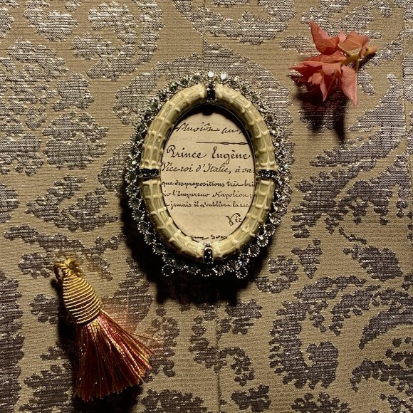 Jay Strongwater opalescent white oval frame with brilliant Swarovski chrystals - Picture 5 of 14